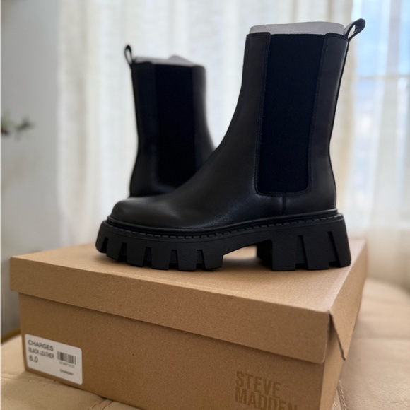 Steve Madden Black Chelsea Boots - Picture 1 of 4